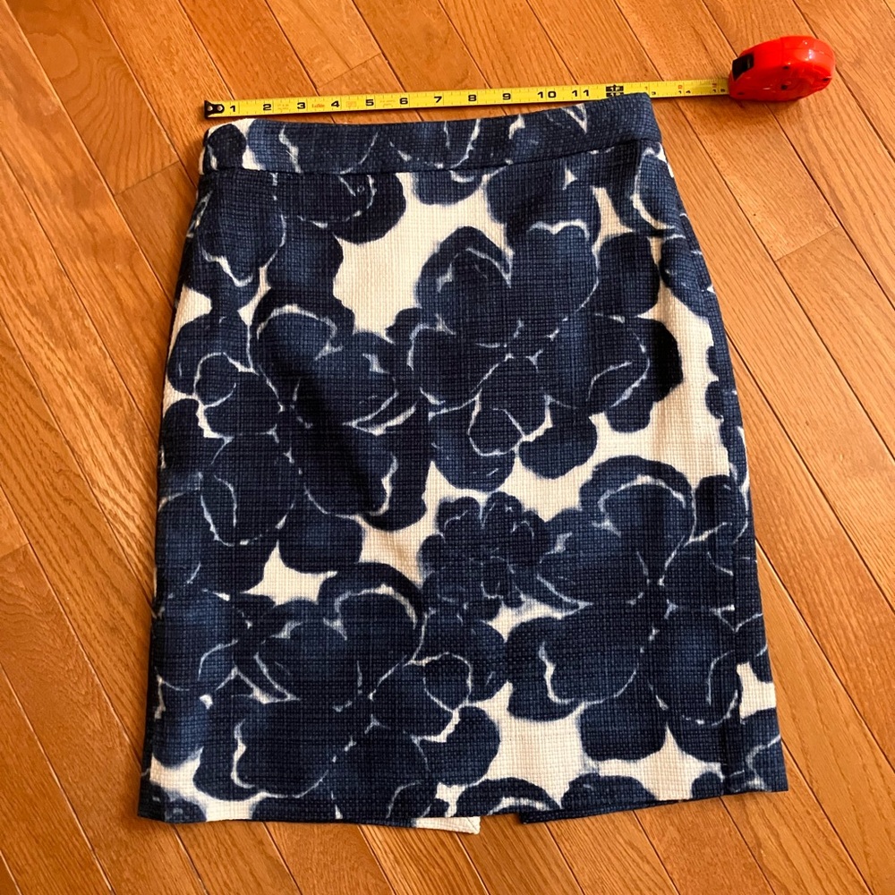 J. Crew Canterbury Bells Navy Floral Pencil Skirt size 0 - Picture 6 of 9